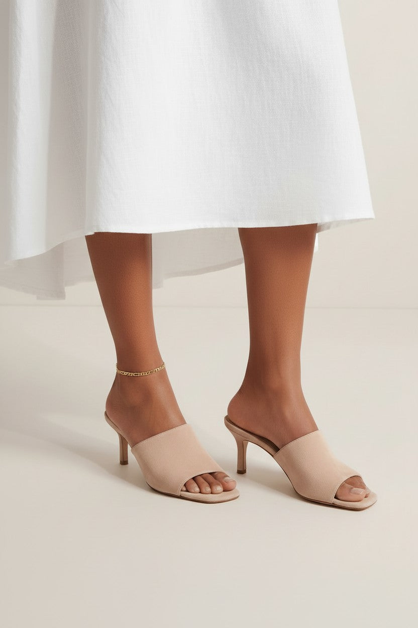 gold figaro chain anklet, figaro link anklet, gold ankle bracelet, everyday gold anklet, layering anklet, summer jewelry, minimalist gold anklet, on-model anklet photography