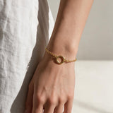 gold rolo chain bracelet on wrist, round clasp bracelet, charm holder bracelet, spring ring clasp bracelet, gold chain bracelet with ring, minimalist gold bracelet, modern gold bracelet, layering bracelet, everyday gold bracelet, interchangeable charm bracelet, circle clasp bracelet, women’s gold bracelet