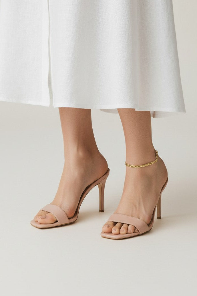 gold curb chain anklet, gold ankle bracelet, curb link anklet, everyday gold anklet, layering anklet, summer jewelry, minimalist gold anklet, on-model anklet photography
