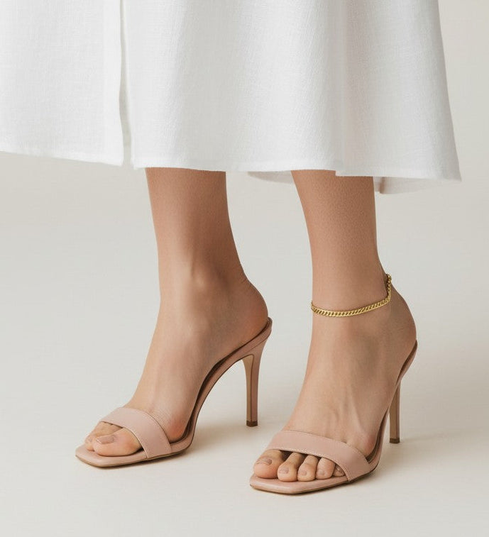 gold curb chain anklet, gold ankle bracelet, curb link anklet, everyday gold anklet, layering anklet, summer jewelry, minimalist gold anklet, on-model anklet photography