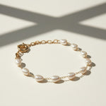 baroque pearl bracelet flat lay, freshwater pearl bracelet, gold chain pearl bracelet, adjustable pearl bracelet clasp, handcrafted baroque pearl jewelry, pearl and gold chain bracelet, statement clasp pearl bracelet, organic pearl bracelet detail