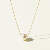 single pearl pendant necklace, pearl necklace gold chain, 18K gold overlay pearl necklace, minimalist pearl jewelry, bead chain pearl necklace, classic pearl pendant, delicate pearl necklace, pearl necklace detail
